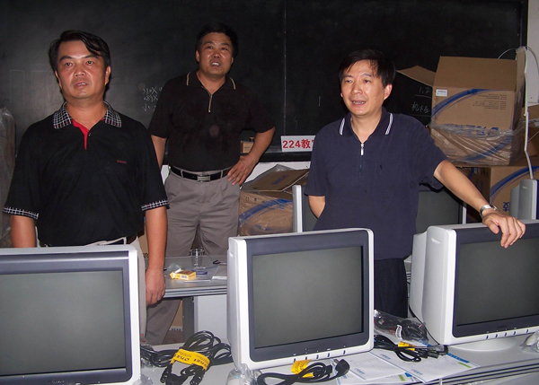 吴恒副主席（右一）在考察漓江学院电脑室