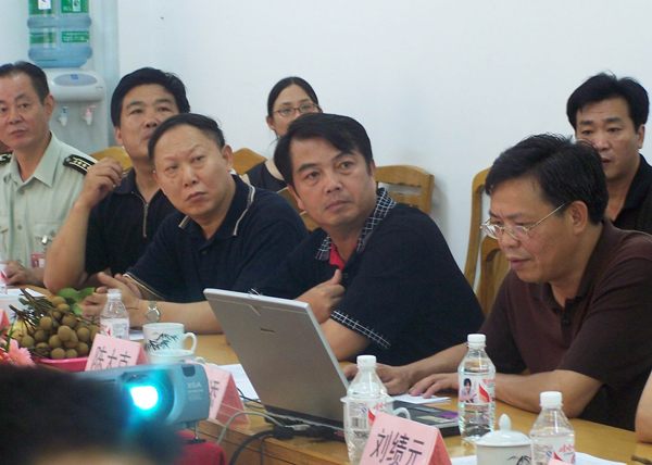 校领导陈大克（右二）、刘健斌（右三）、钟瑞添（右一）在汇报工作