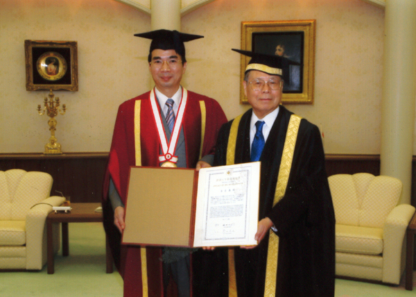 创价大学校长若江正三博士（右一）授予梁宏校长创价大学“最高荣誉奖”。
