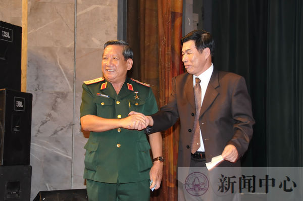 越南国防部副部长潘中坚上将(左)在我校代表阮忠元老师宣读完贺信后