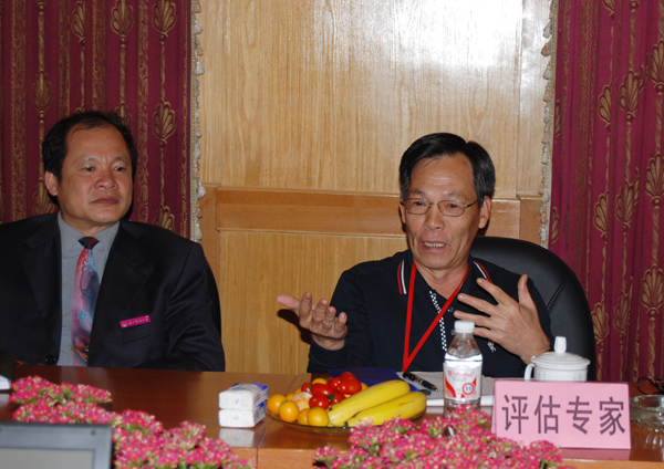 杨文轩教授在座谈会上讲话。