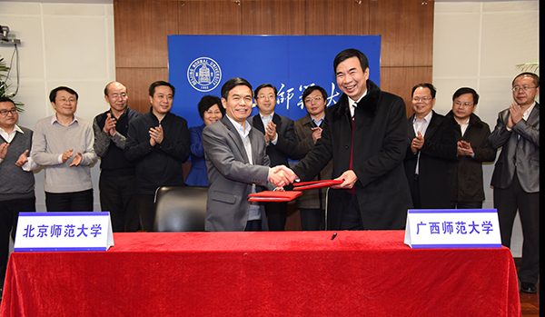 梁宏校长与董奇校长交换合作协议