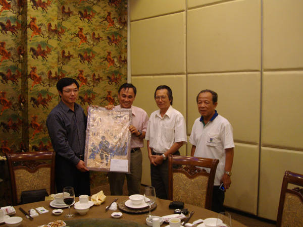 代表团看望胡志明市越南校友并向其赠送礼物