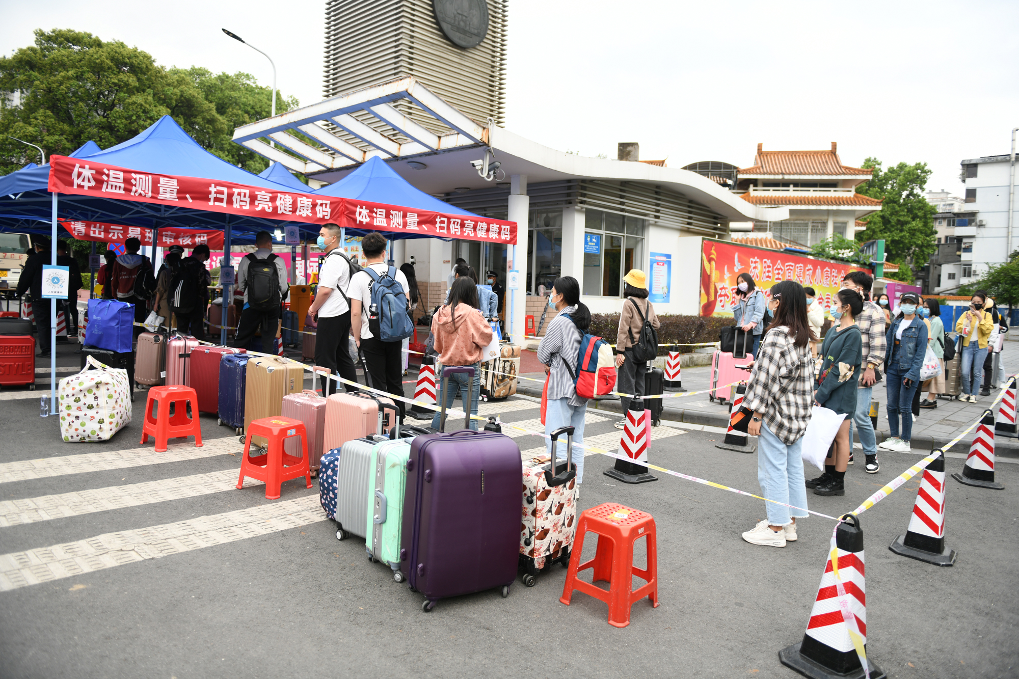 育才校区学生返校进入学校的场景