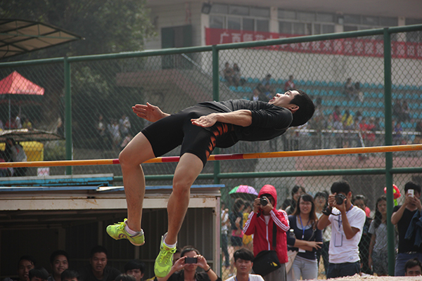 职师：轻松一跃破纪                    </div></div>
                                <!--新闻内容结束-->

                                <div class=