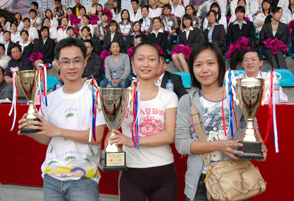 出版社（中）、后勤集团（右）和机关代表队（左）的代表领取教工非学院组团体前三名的奖杯。