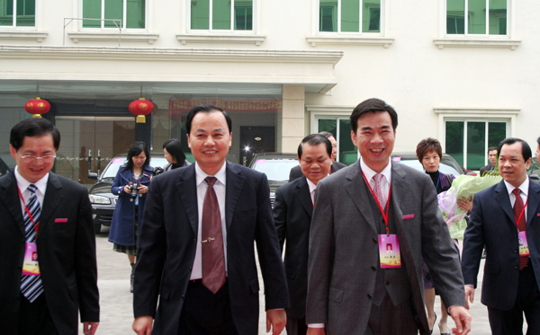 韩长日教授（左二）抵达宾馆。