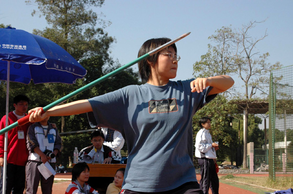 图为参加学生组女子标枪比赛的选手正在比赛。