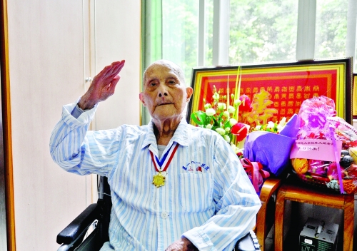 陈大闻先生为前来祝寿的人敬礼