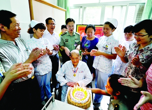 在病房里，大家一起为陈大闻唱起了生日歌。