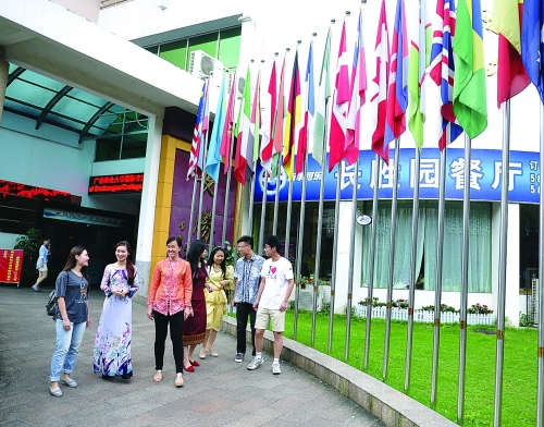 在广西师大国际交流中心门口，来自泰国、老挝、越南以及印尼等地的留学生们，正在和本地大学生一起聊天