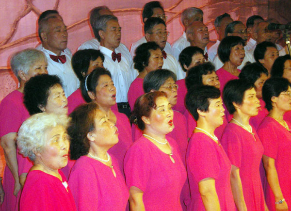 老年合唱队演唱。