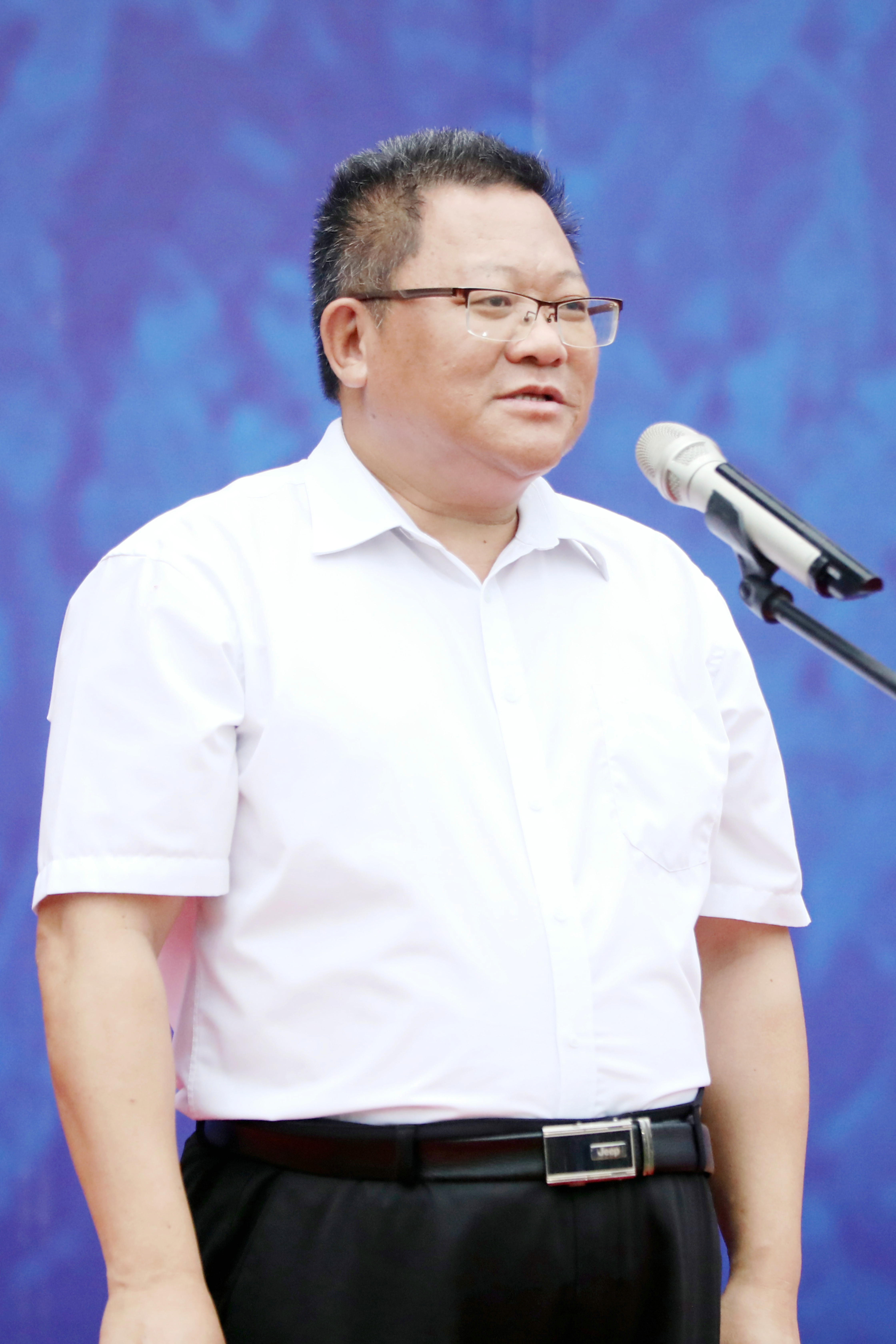 校党委书记邓军宣布大赛闭幕