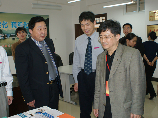 赵炬明教授（右一）走访经济管理学院。