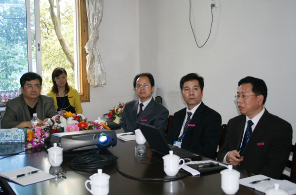 赵炬明教授（左一）在科研处听取汇报。