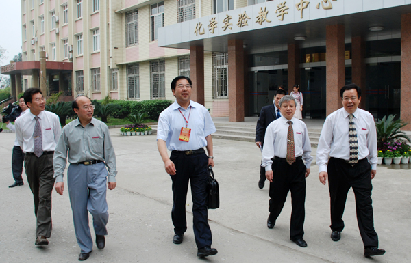 房喻教授（左三）走访化学化工学院。