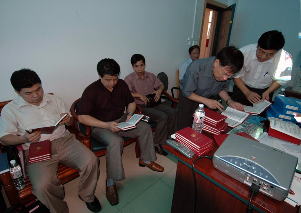 督导组成员到政管学院检查先进性教育笔记情况。