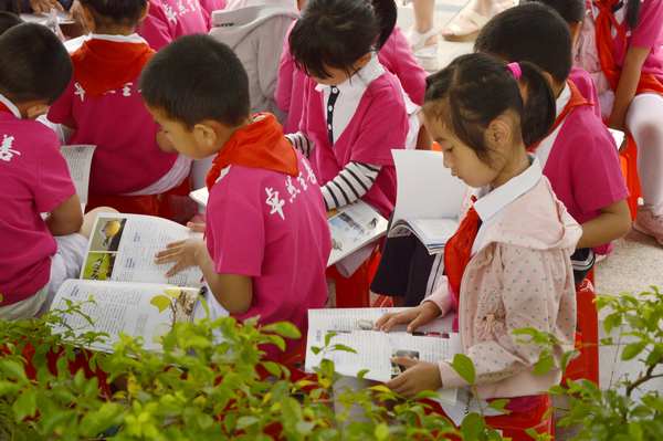 大本营认真阅读的孩子们