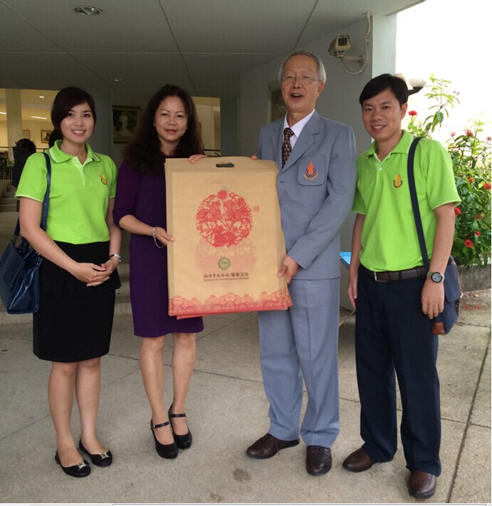 宋大孔院向宋大附中赠送新年挂历