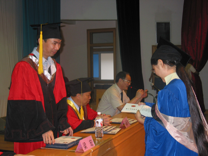 6月27日上午，我校在田家炳教育书院报告厅举行2003届硕士研究生学位授予仪式。图为校长梁宏博士等校领导在
