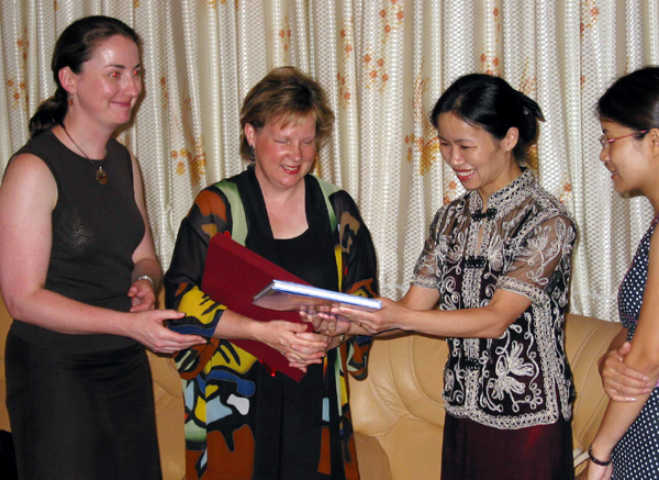 校党委林娜副书记（右二）与艾米丽•艾尔斯沃斯女士互赠了礼物。