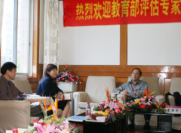李禹阶教授（右一）与人事处负责人座谈。