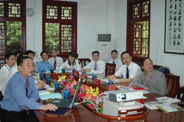 李禹阶教授（右一）听取文旅学院关于本科教学工作水平的汇报。