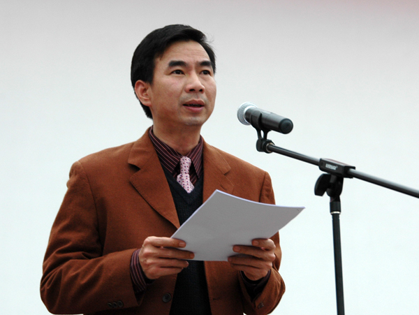 校长、校评建工作领导小组组长梁宏在大会上作总动员报告。