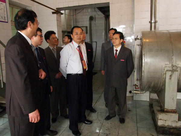 韩长日教授（左三）走访环资学院。