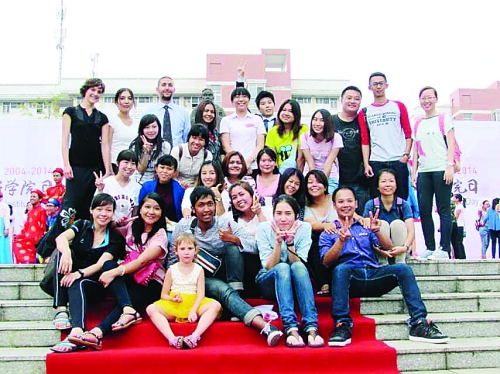 ▲广西师大攻读汉语硕士学位的同学们集体合影。全班26名同学分别来自美国、波兰、印尼、泰国、越南等多个国家。（本文配图均为资料图片）