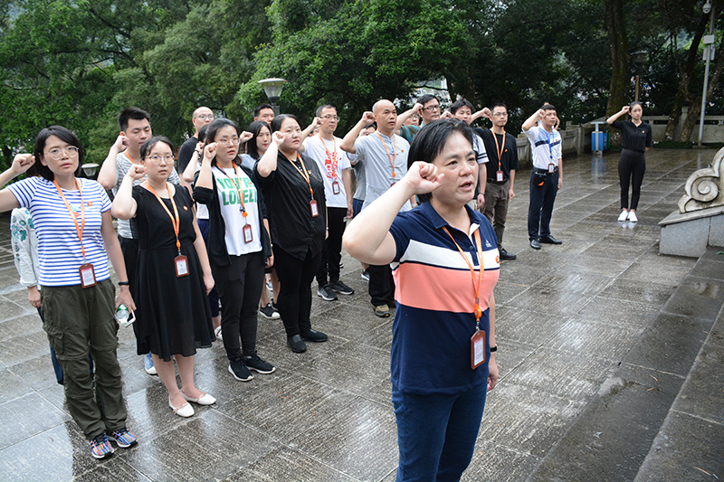 在韦拔群烈士纪念碑前重温入党誓词