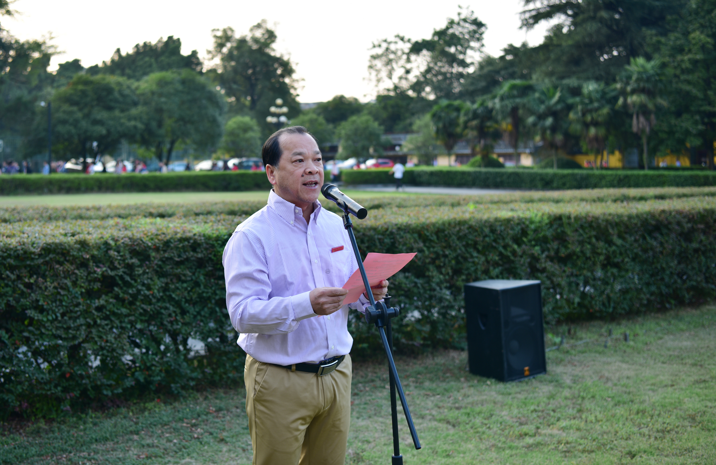 白晓军副校长在王城校区校庆日升国旗仪式现场讲话(宣传部 王董/摄)