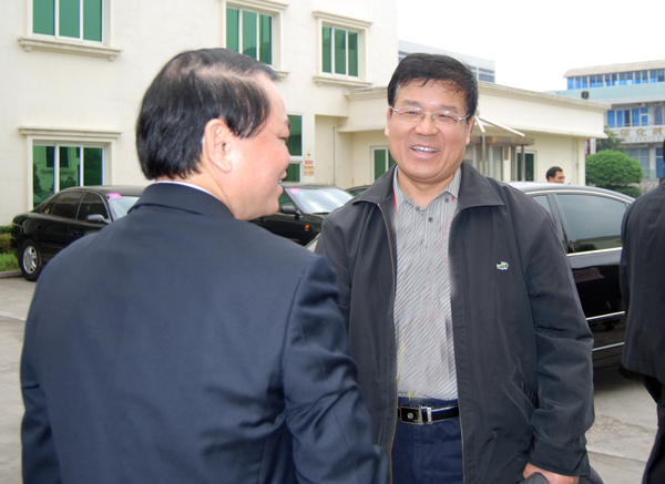 沈孝本教授（右一）抵达下榻宾馆。