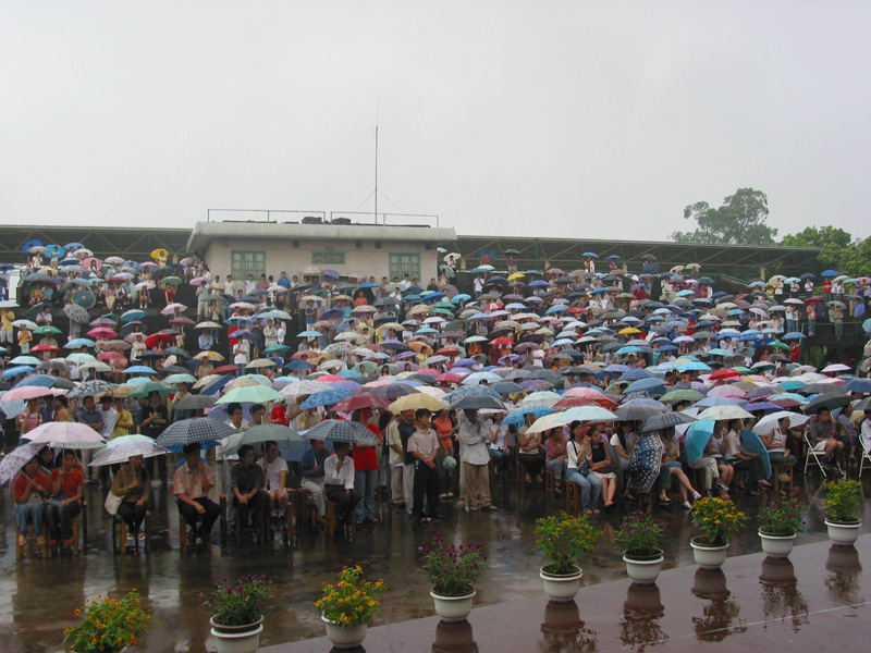 6月28日上午，虽然下着倾盆大雨，但2003届的应届毕业生们仍然冒着雨，认真、有序地参加这一庄严、难忘的毕
