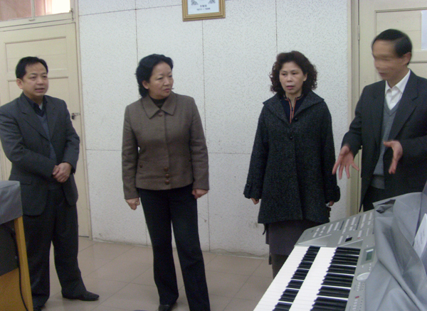 校党委王枬书记（左二）在了解音乐学院的双排键房。