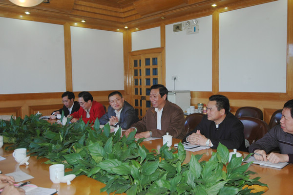 陈洪江副校长、王源平副书记代表学校欢迎桂林市国土局领导到我校调研