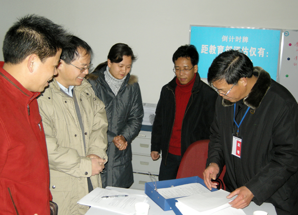 钟瑞添副校长（右一）在查看政行学院的评建材料。