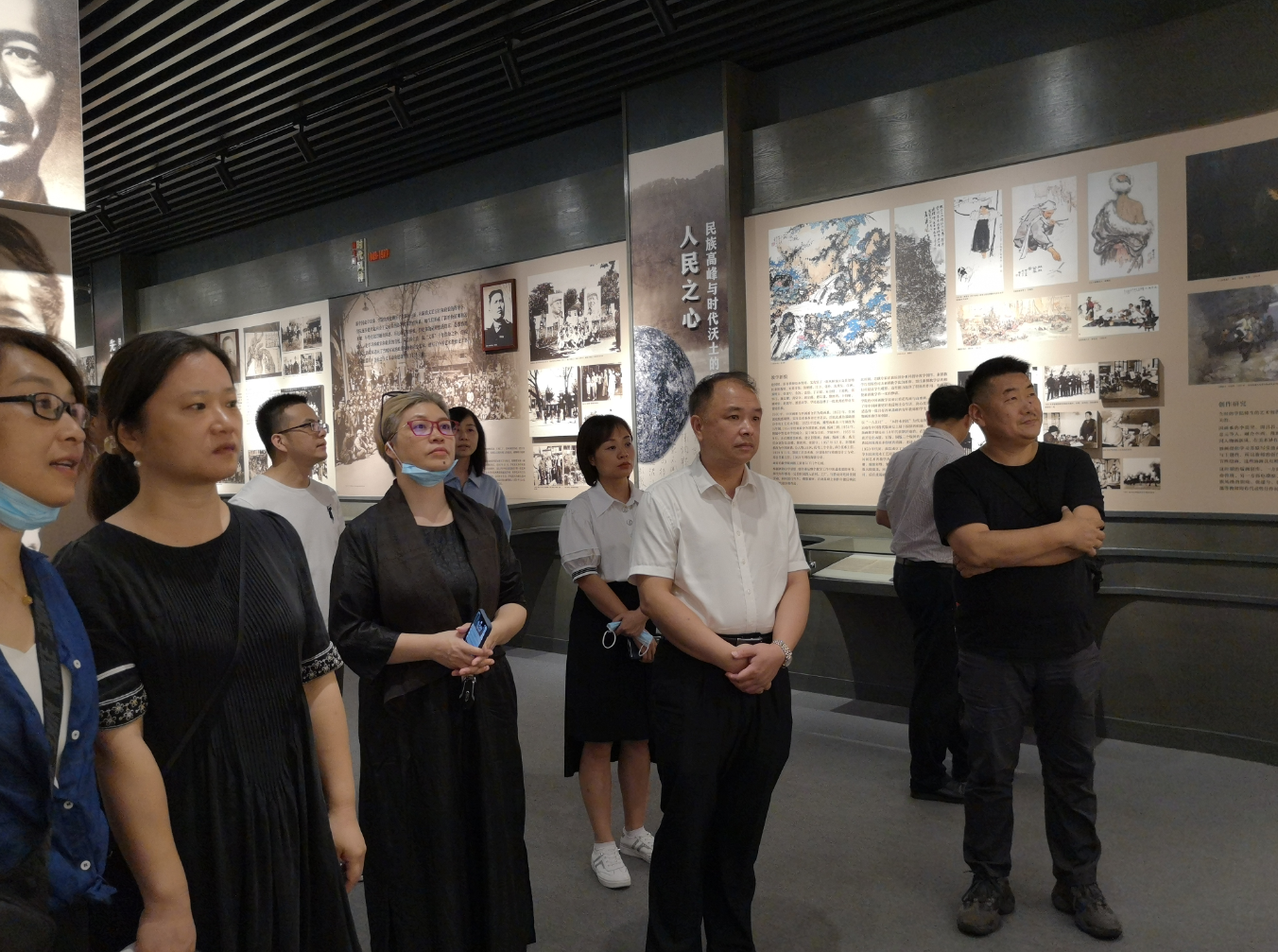 参观中国美术学院校史馆